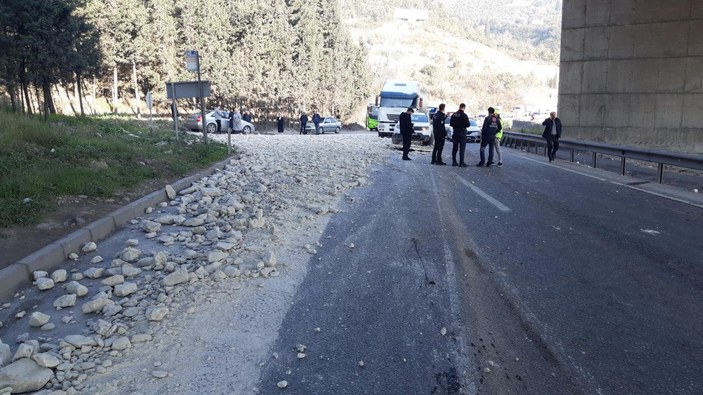 Taş yüklü kamyon devrildi; D-100 İstanbul yönü ulaşıma kapandı -2