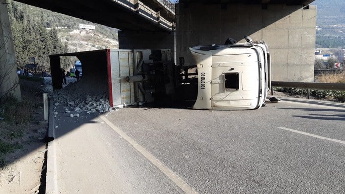 Taş yüklü kamyon devrildi; D-100 İstanbul yönü ulaşıma kapandı -5