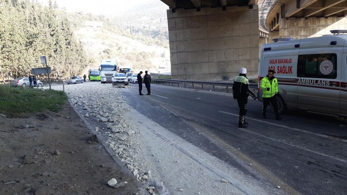 Taş yüklü kamyon devrildi; D-100 İstanbul yönü ulaşıma kapandı -7