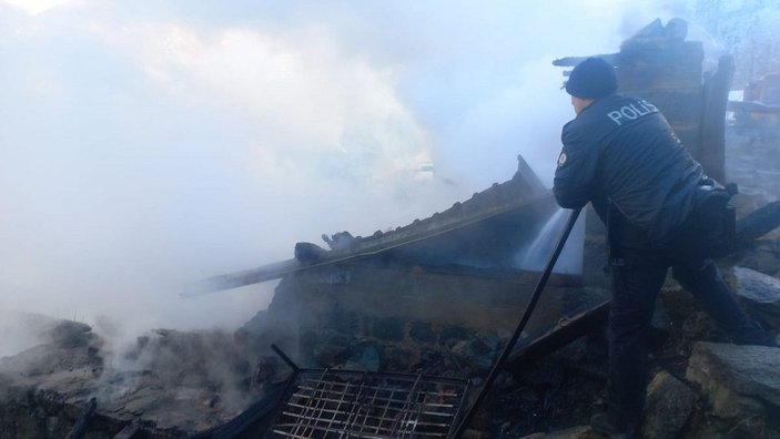 Rize'de yangın; 2 ev, 2 serendi, 1 kamyonet kullanılamaz hale geldi -4