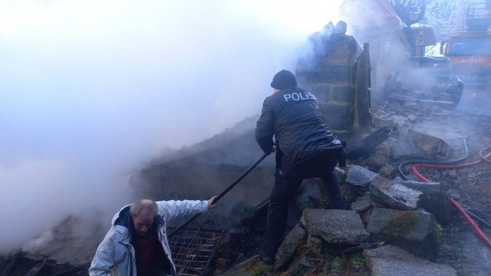 Rize'de yangın; 2 ev, 2 serendi, 1 kamyonet kullanılamaz hale geldi -1