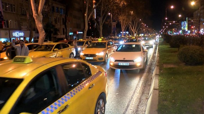 Fatih'te toplanan taksiciler öldürülen meslektaşları için konvoy oluşturdu  -3
