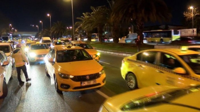 Fatih'te toplanan taksiciler öldürülen meslektaşları için konvoy oluşturdu  -4