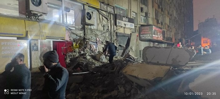 İzmir'de yıkım aşamasındaki eski emniyet binası çöktü -4