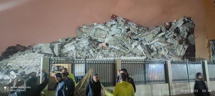 İzmir'de yıkım aşamasındaki eski emniyet binası çöktü -1