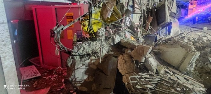 İzmir'de yıkım aşamasındaki eski emniyet binası çöktü -9
