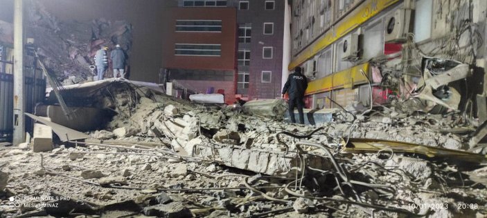 İzmir'de yıkım aşamasındaki eski emniyet binası çöktü -5