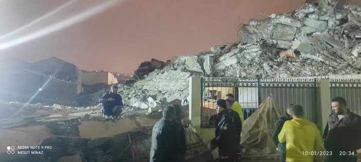 İzmir'de yıkım aşamasındaki eski emniyet binası çöktü -6