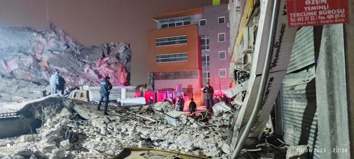 İzmir'de yıkım aşamasındaki eski emniyet binası çöktü -8