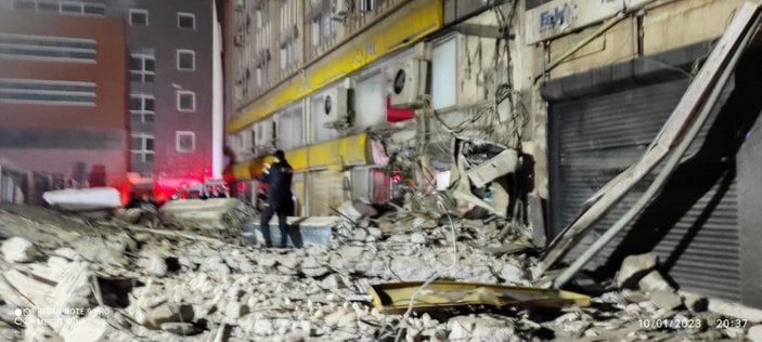 İzmir'de yıkım aşamasındaki eski emniyet binası çöktü -7