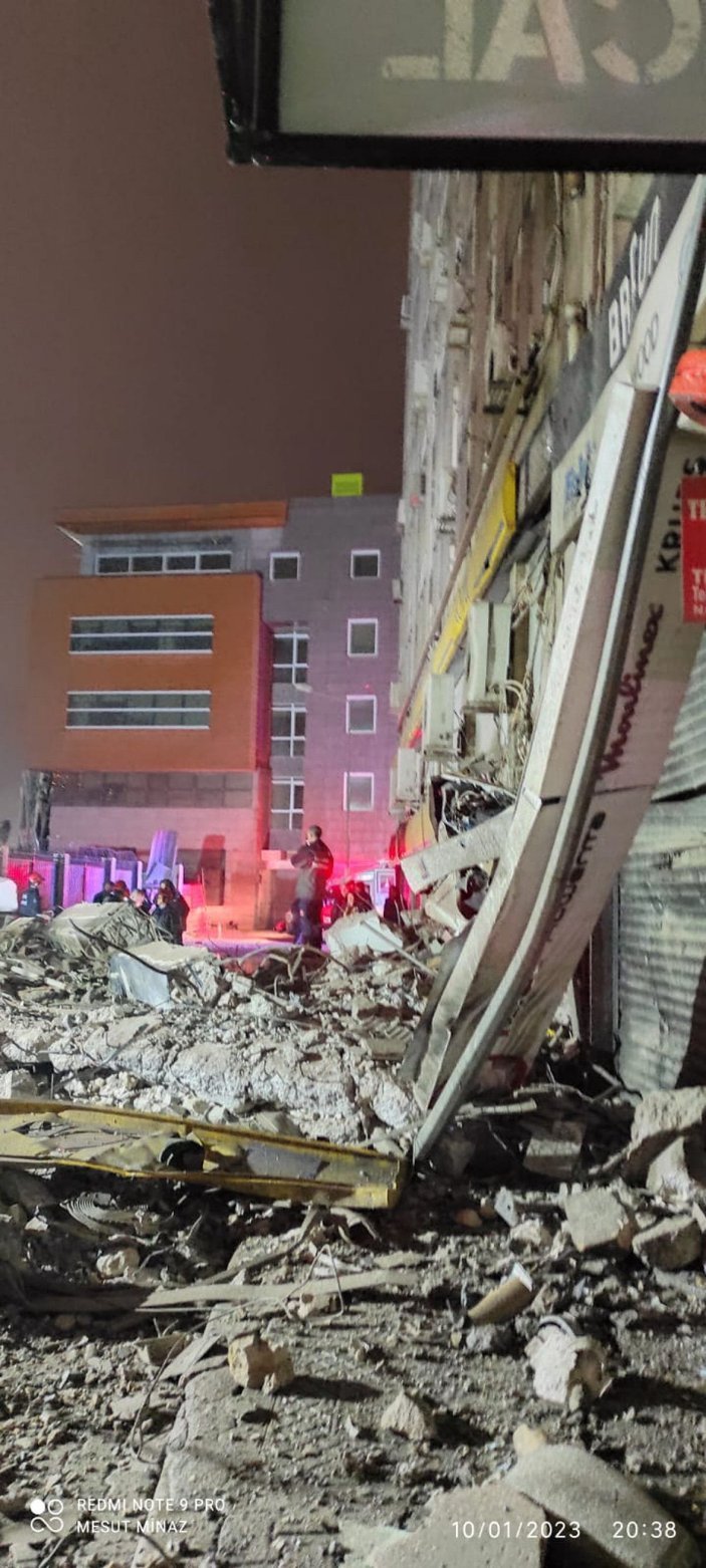 İzmir'de yıkım aşamasındaki eski emniyet binası çöktü -10