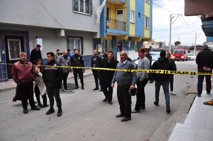 Manisa'da rüzgarın uçurduğu çatı iki ev ve park halindeki otomobile zarar verdi -8