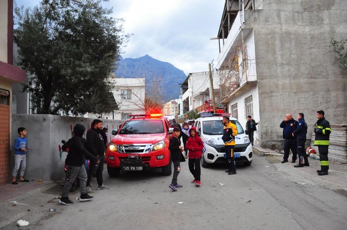 Manisa'da rüzgarın uçurduğu çatı iki ev ve park halindeki otomobile zarar verdi -10