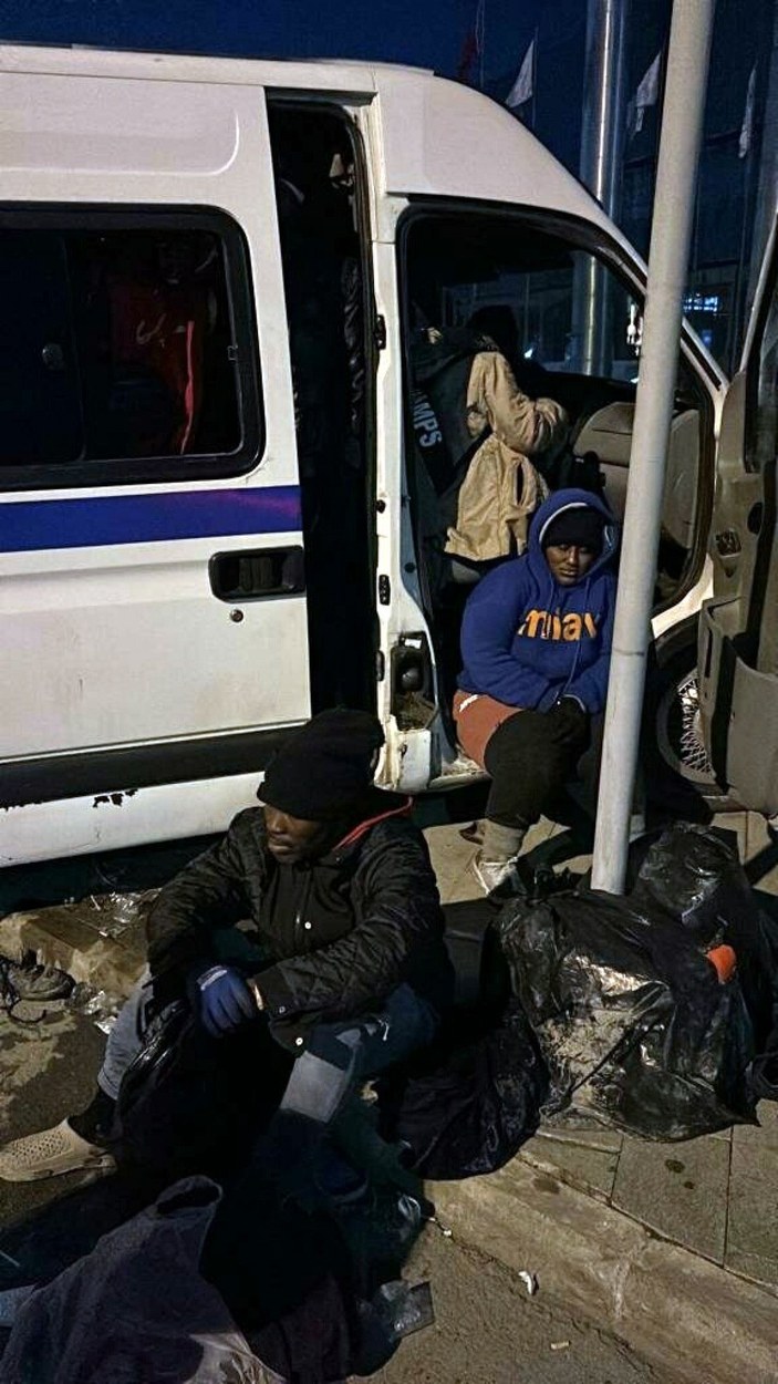 İzmir'de 74 kaçak göçmen yakalandı -1