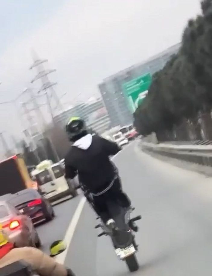 Motosikletlinin tek teker üzerinde tehlikeli yolculuğu -1