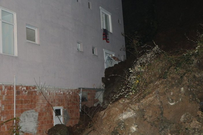 Samsun’da heyelanda dairenin duvarı yıkıldı -4