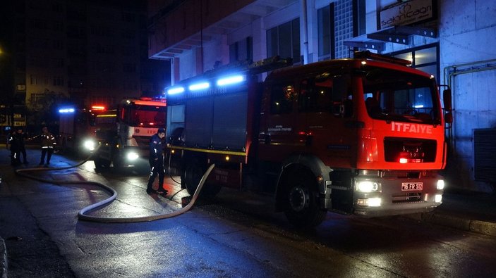 Bursa'da, katlı otoparkta yangın; 3 otomobil zarar gördü -5