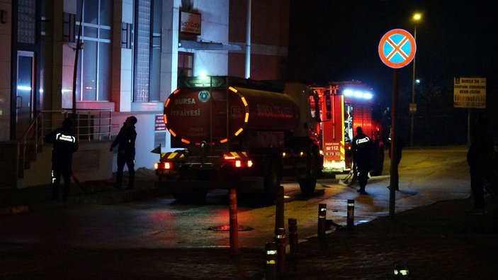 Bursa'da, katlı otoparkta yangın; 3 otomobil zarar gördü -6