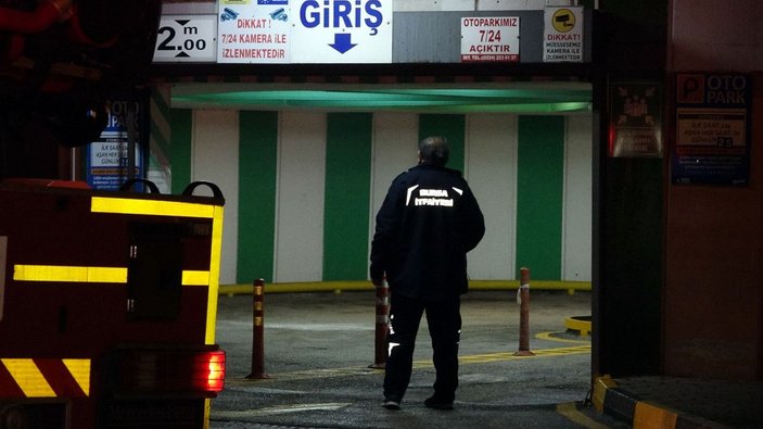 Bursa'da, katlı otoparkta yangın; 3 otomobil zarar gördü -7