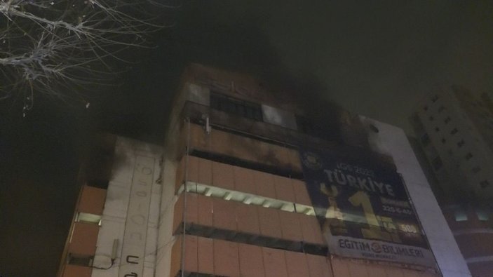Bursa'da, katlı otoparkta yangın; 3 otomobil zarar gördü -3
