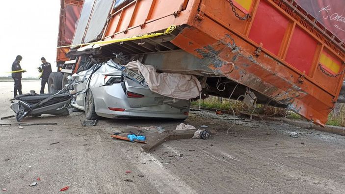 Bursa'da duran tırın altına girdi