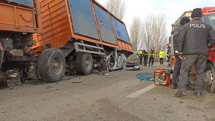 Bursa'da duran tırın altına girdi
