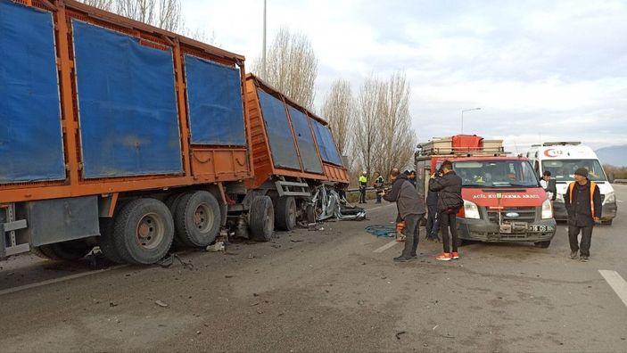 Bursa'da duran tırın altına girdi