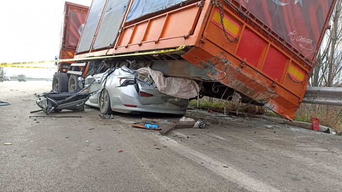 Bursa'da duran tırın altına girdi