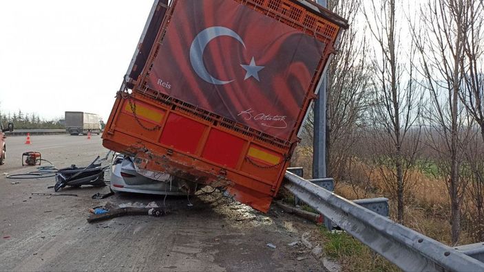 d Bursa'da duran tırın altına girdi