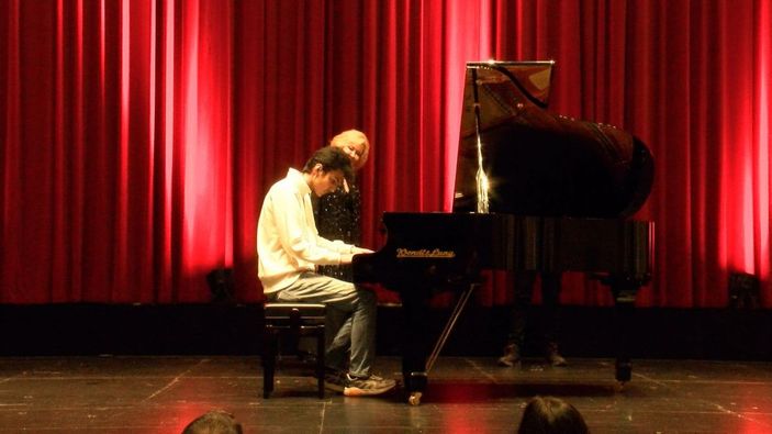 Kurye piyanist bu kez sahnede çaldı -6