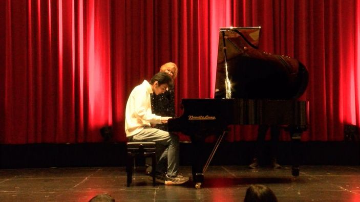 d Kurye piyanist bu kez sahnede çaldı -8