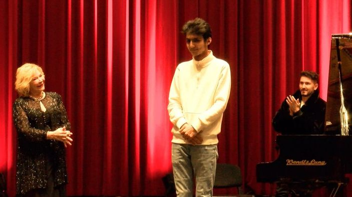 Kurye piyanist bu kez sahnede çaldı -7