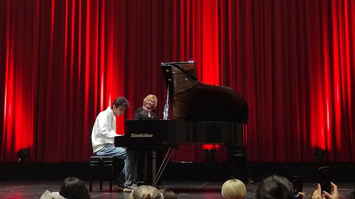 d Kurye piyanist bu kez sahnede çaldı -2