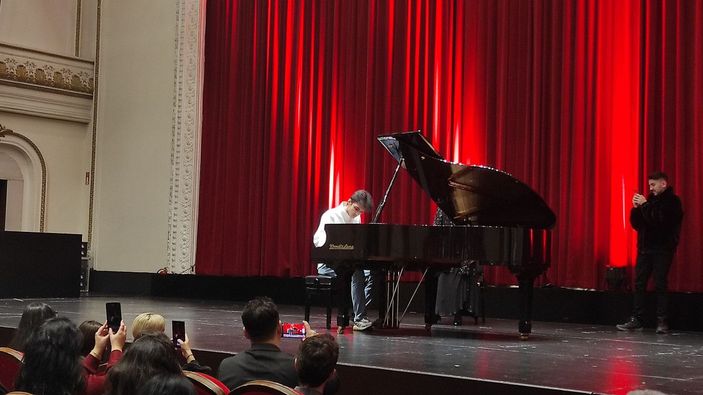 Kurye piyanist bu kez sahnede çaldı -4