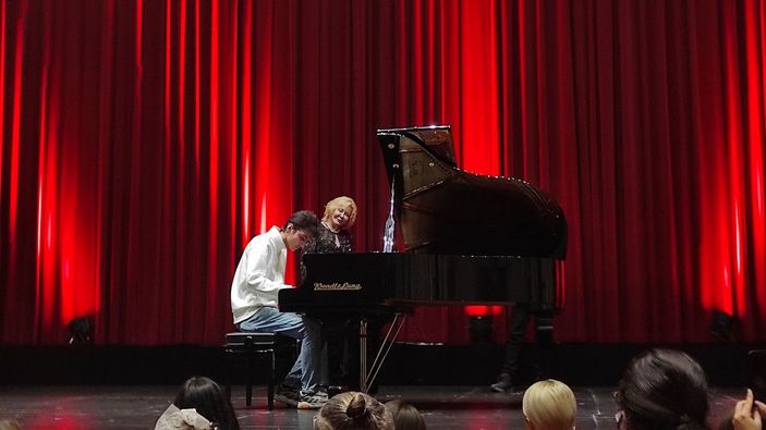 Kurye piyanist bu kez sahnede çaldı -3