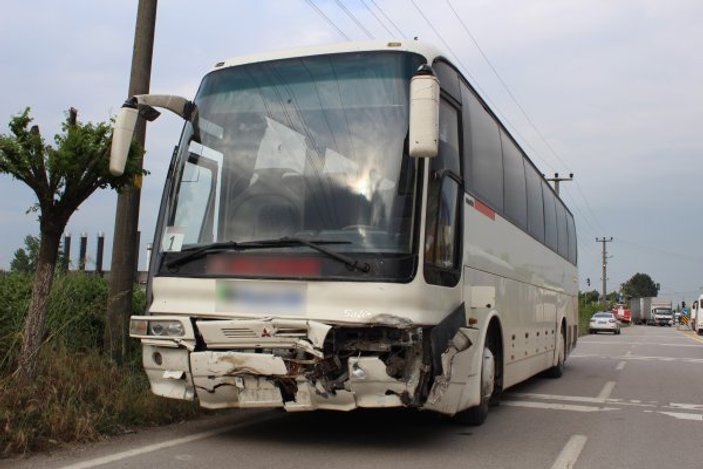 Servis otobüsü otomobile çarptı: 2 yaralı