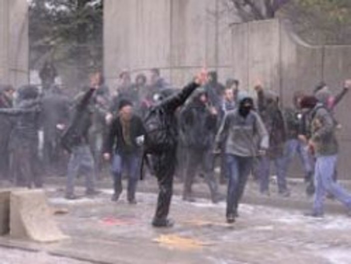 Ankara'da öğrenciler CHP'li vekili taşladı