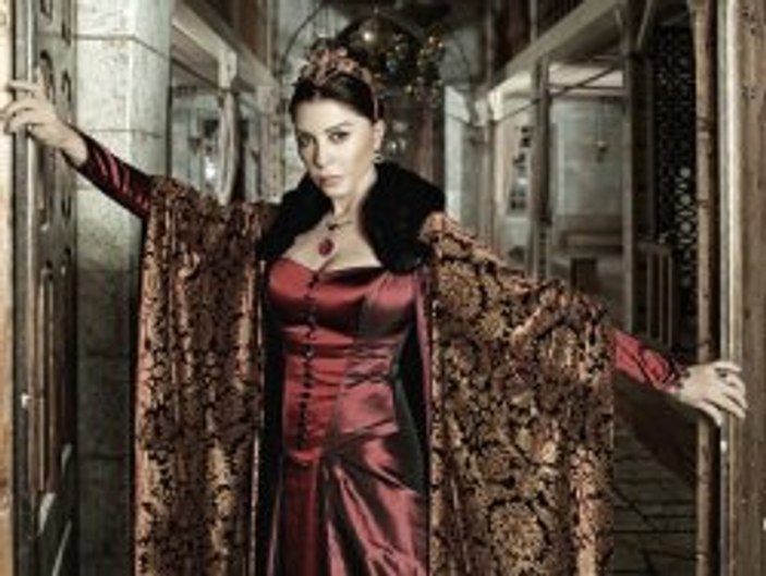 Nebahat Çehre'den Valide Sultan pozları - Foto Galeri