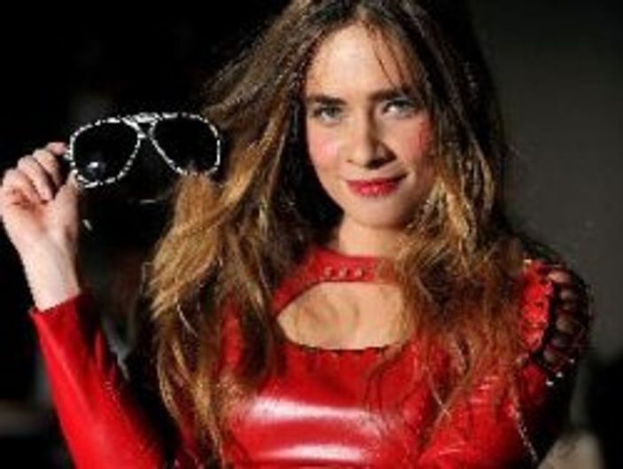 Şüphe'nin striptiz yapan kızı Meltem -Tıkla İzle