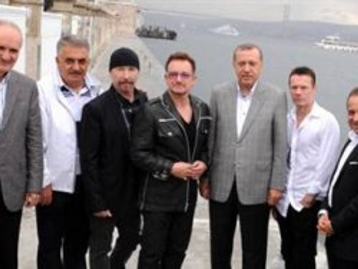 Bono Başbakan'ın heybeti karşısında önünü ilikledi