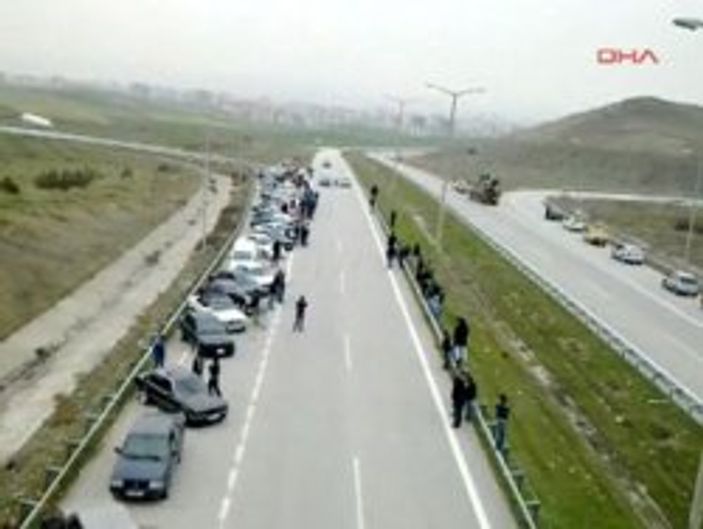 Gençlerin otoyoldaki ölüm yarışı - Video