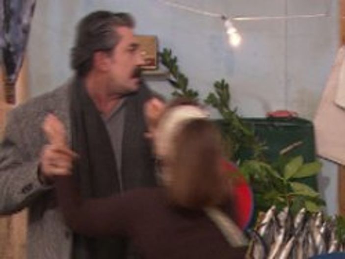 Ali Kaptan balıkçıyı fena dövdü -Tıkla İzle