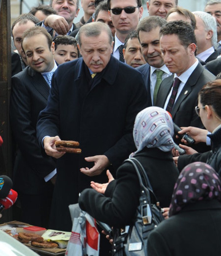 Erdoğan Cuma çıkışı simit dağıttı