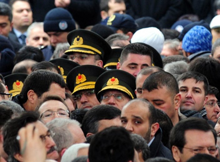 Erbakan'ın cenazesinde askerlerin zor anları