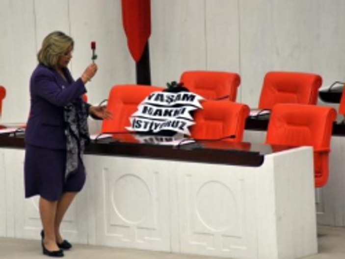 Arıtman'dan Başbakan'ın koltuğuna siyah çelenk