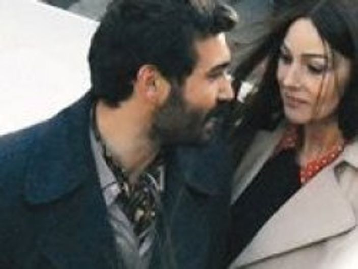 Monica'nın Caner'le sıcak teması