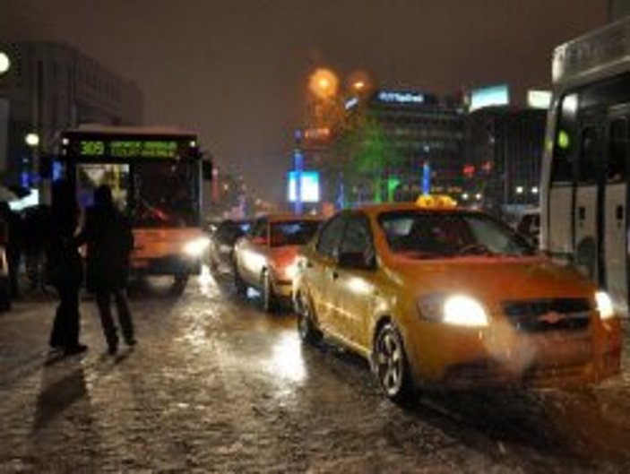 Ankara'yı kilitleyen kar yağışı