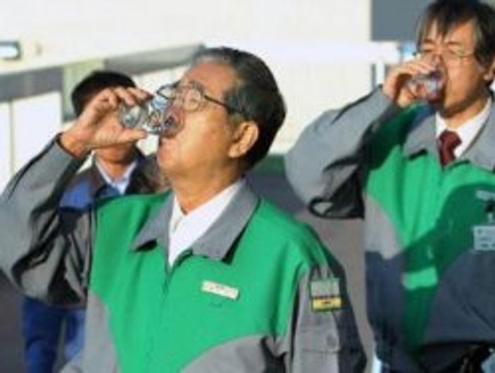 Tokyo Valisi şebeke suyu içti!