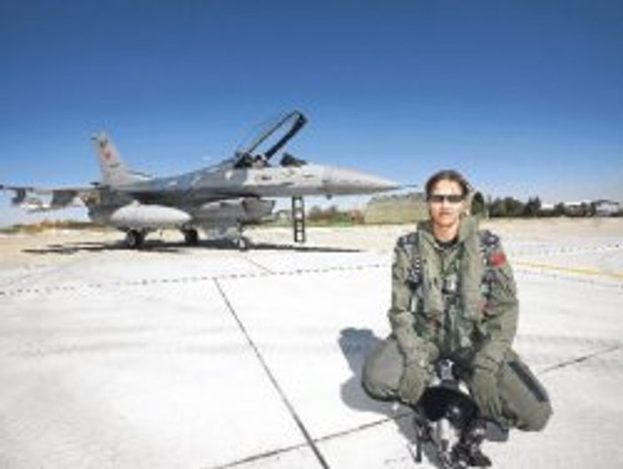 Dünyada okyanus aşan ilk kadın savaş pilotu