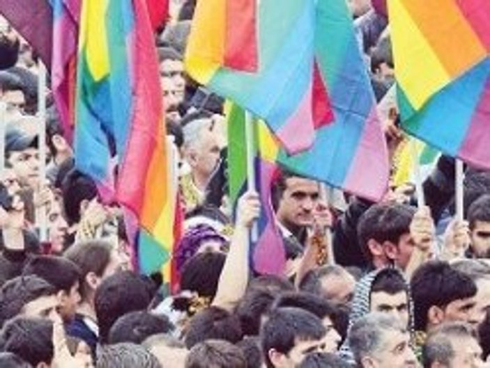 Eşcinsel Kürtler Nevruz'da bayrak açtı